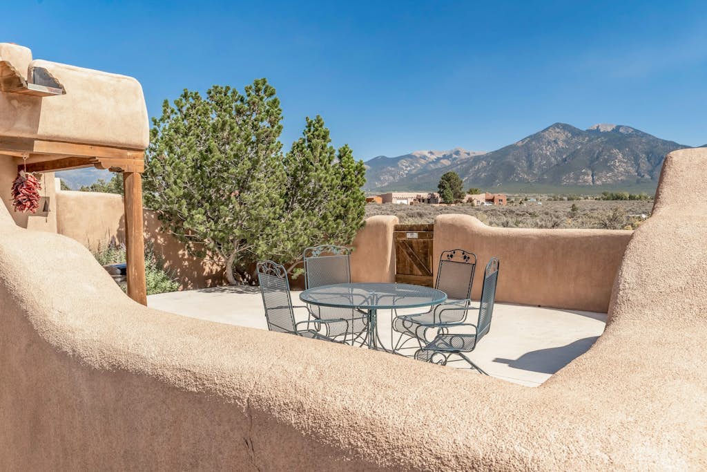 Charming adobe home with mountain views & natural light - central to attractions