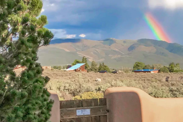 Charming adobe home with mountain views & natural light - central to attractions