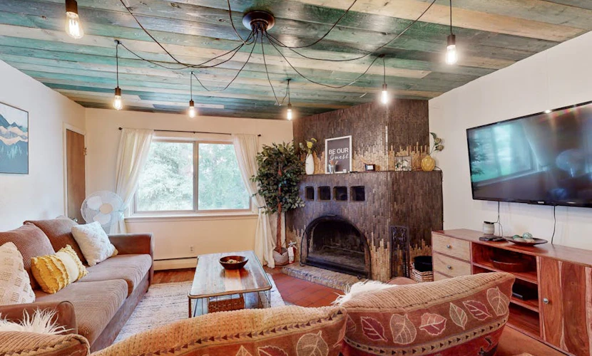 Mountain condo with fireplace - short drive to Arroyo Seco & Taos Ski Valley