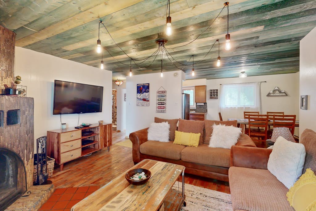 Mountain condo with fireplace - short drive to Arroyo Seco & Taos Ski Valley