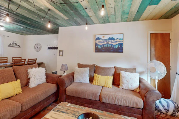 Mountain condo with fireplace - short drive to Arroyo Seco & Taos Ski Valley