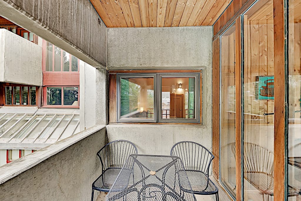 Slopeside Penthouse | 2 Mountain-View Balconies, Fireplace & Covered Parking