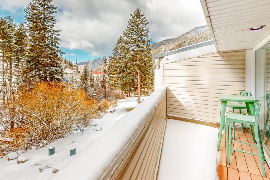 Large mountainside condo at Taos Ski Valley with views  & balcony - near hiking