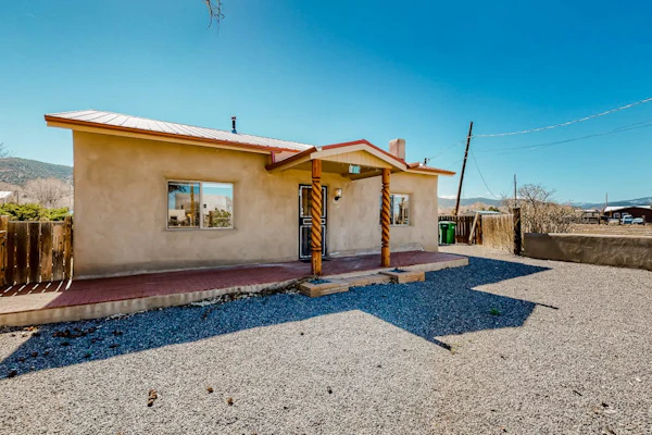 Restored 1938 adobe with mountain view & kiva fireplace - dog-friendly