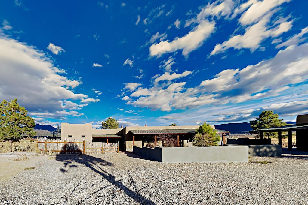 Mountain-view estate with casita, POP tennis, rooftop bar & private hot tub