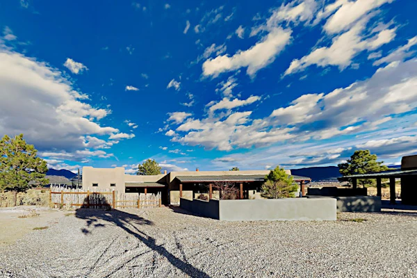 Mountain-view estate with casita, POP tennis, rooftop bar & private hot tub