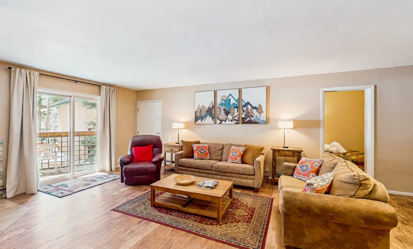 Comfortable ski-in / ski-out condo, with gas stove, soaking tub, balcony & WIFI