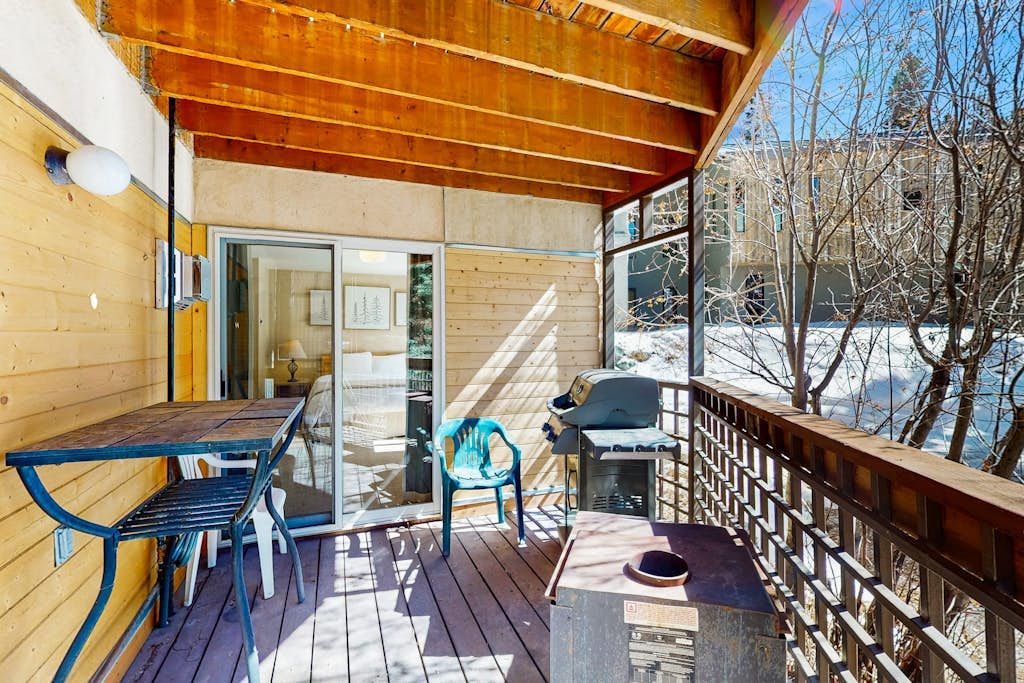 Comfortable ski-in / ski-out condo, with gas stove, soaking tub, balcony & WIFI