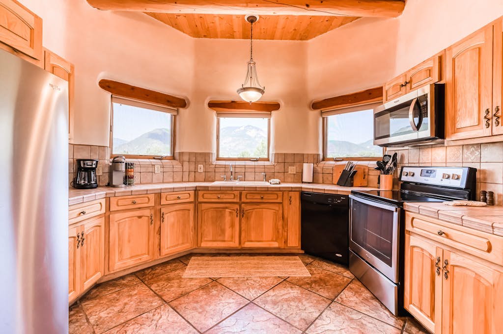 Mountain-view home with private hot tub, enclosed yard, washer/dryer, patio