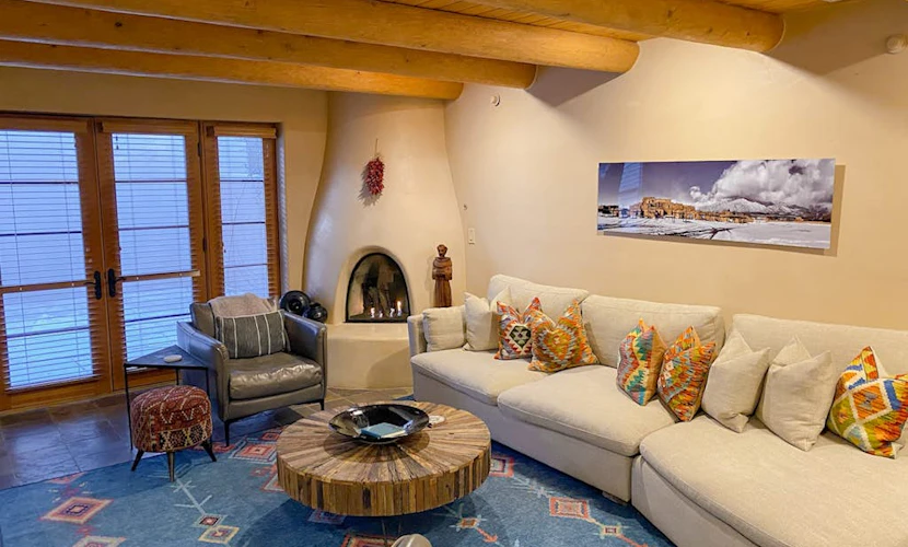 Lovely home minutes to Santa Fe Plaza, museum, world-class skiing, art galleries