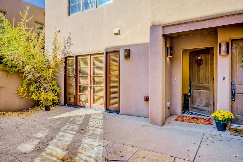 Lovely home minutes to Santa Fe Plaza, museum, world-class skiing, art galleries