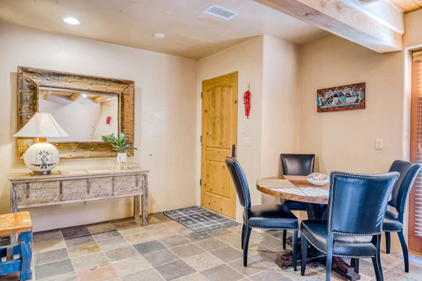 Lovely home minutes to Santa Fe Plaza, museum, world-class skiing, art galleries