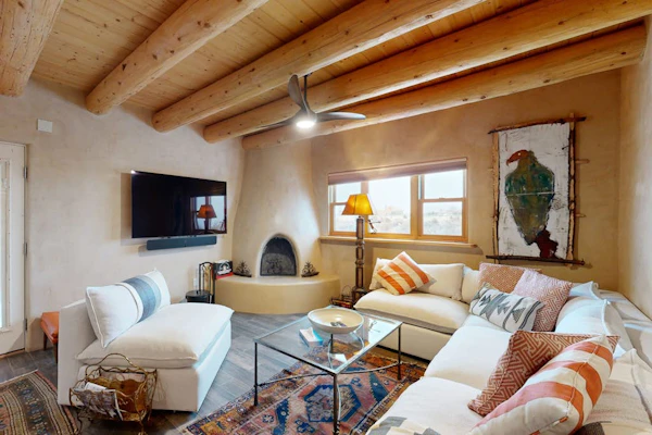 Southwestern home with hot tub, mountain views, & ping pong