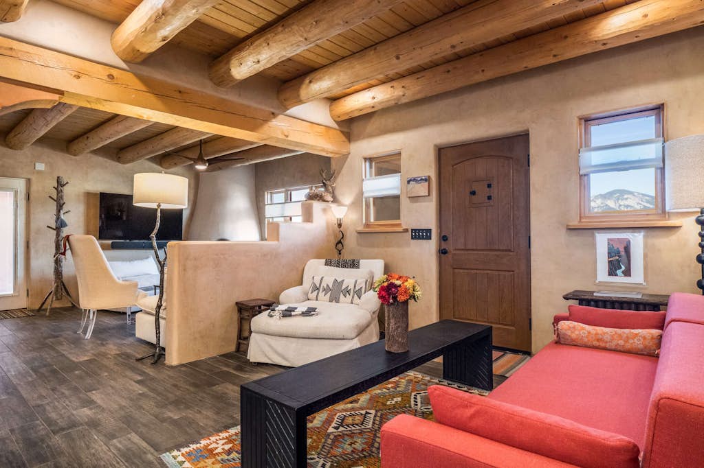 Southwestern home with hot tub, mountain views, & ping pong