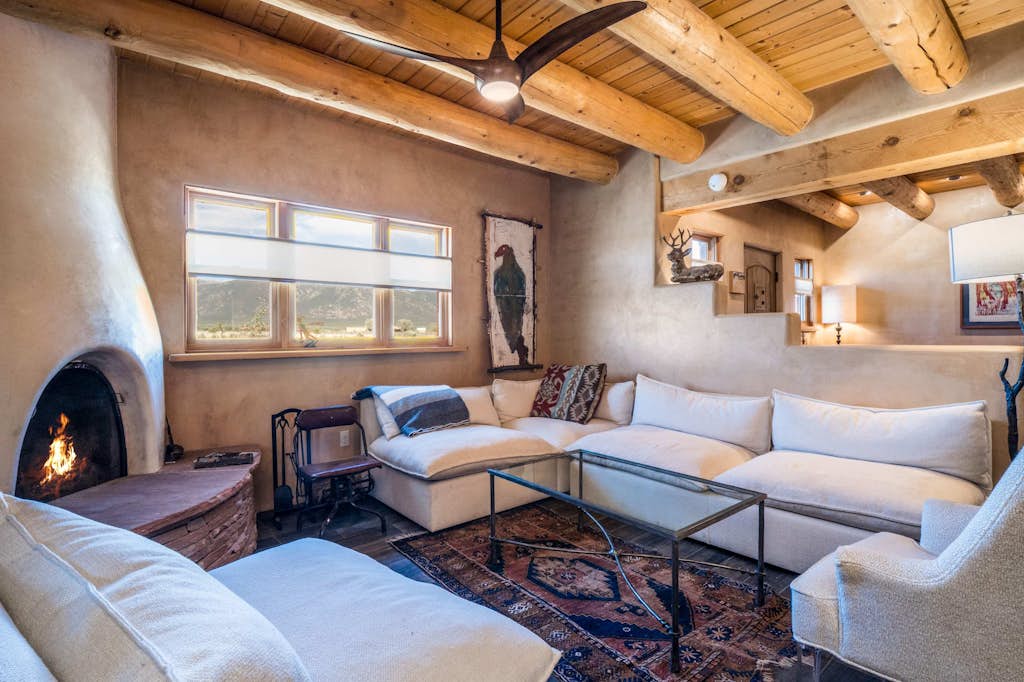 Southwestern home with hot tub, mountain views, & ping pong