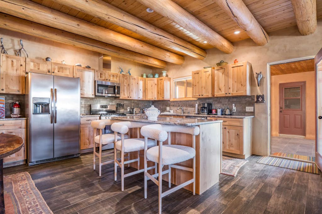 Southwestern home with hot tub, mountain views, & ping pong