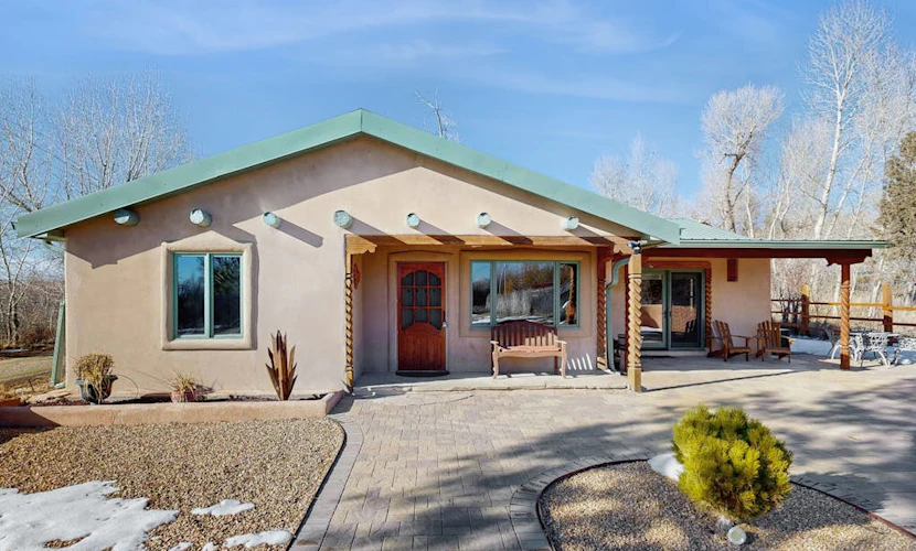 Remodeled home with spectacular view of El Salto Mountain & fireplace - dogs ok