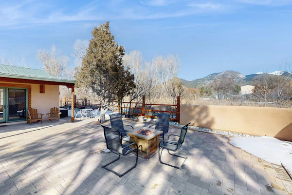 Remodeled home with spectacular view of El Salto Mountain & fireplace - dogs ok