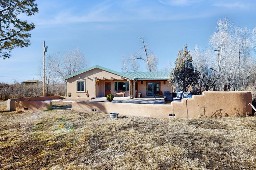 Remodeled home with spectacular view of El Salto Mountain & fireplace - dogs ok