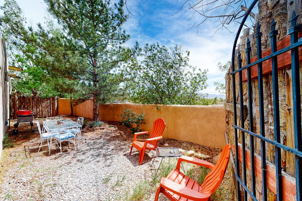 Cozy Oasis Near Taos Plaza w/ Private Backyard & Grill - Drive to Ski Valley
