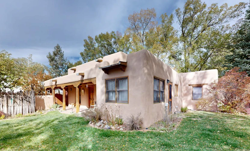Retreat with adobe courtyard, fireplace & stylish decor - walk to Taos Plaza