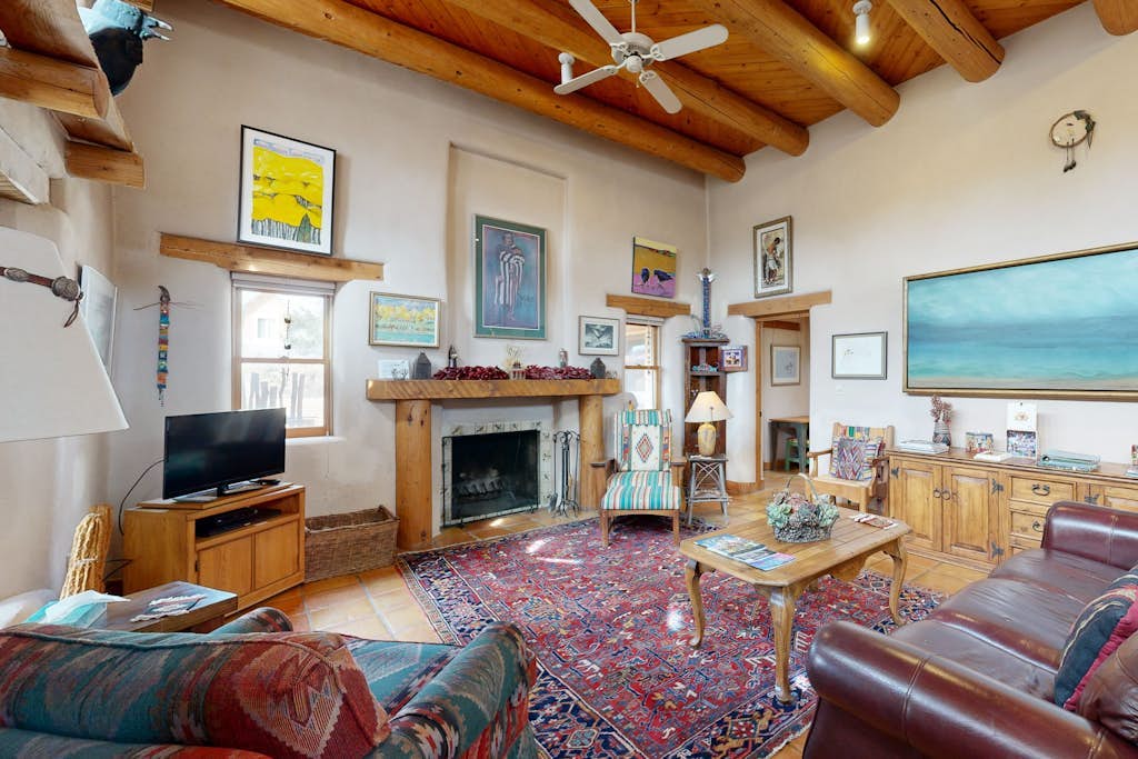 Retreat with adobe courtyard, fireplace & stylish decor - walk to Taos Plaza