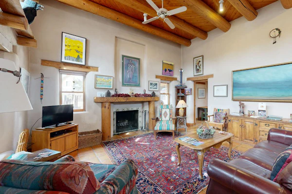 Retreat with adobe courtyard, fireplace & stylish decor - walk to Taos Plaza