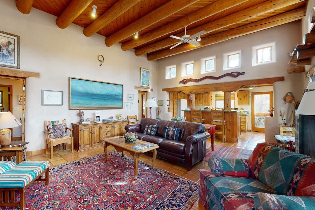 Retreat with adobe courtyard, fireplace & stylish decor - walk to Taos Plaza