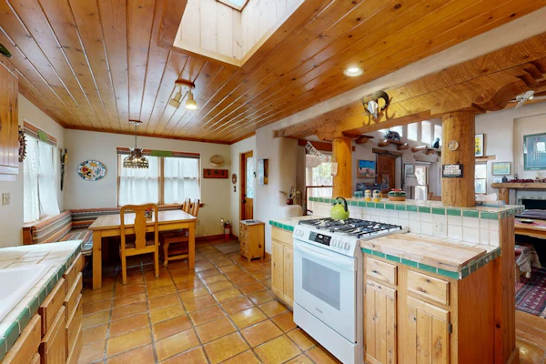 Retreat with adobe courtyard, fireplace & stylish decor - walk to Taos Plaza