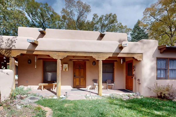 Retreat with adobe courtyard, fireplace & stylish decor - walk to Taos Plaza