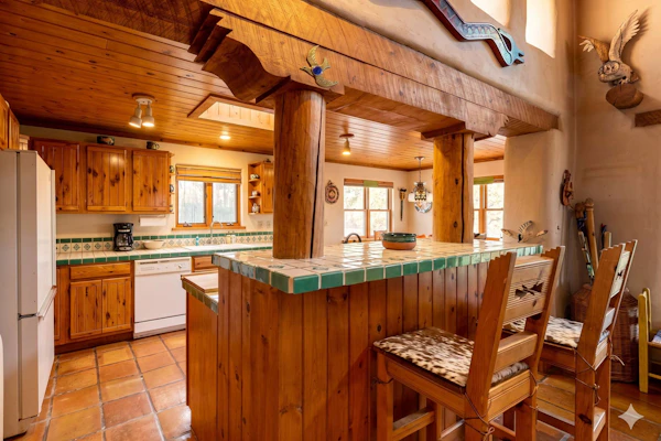 Retreat with adobe courtyard, fireplace & stylish decor - walk to Taos Plaza