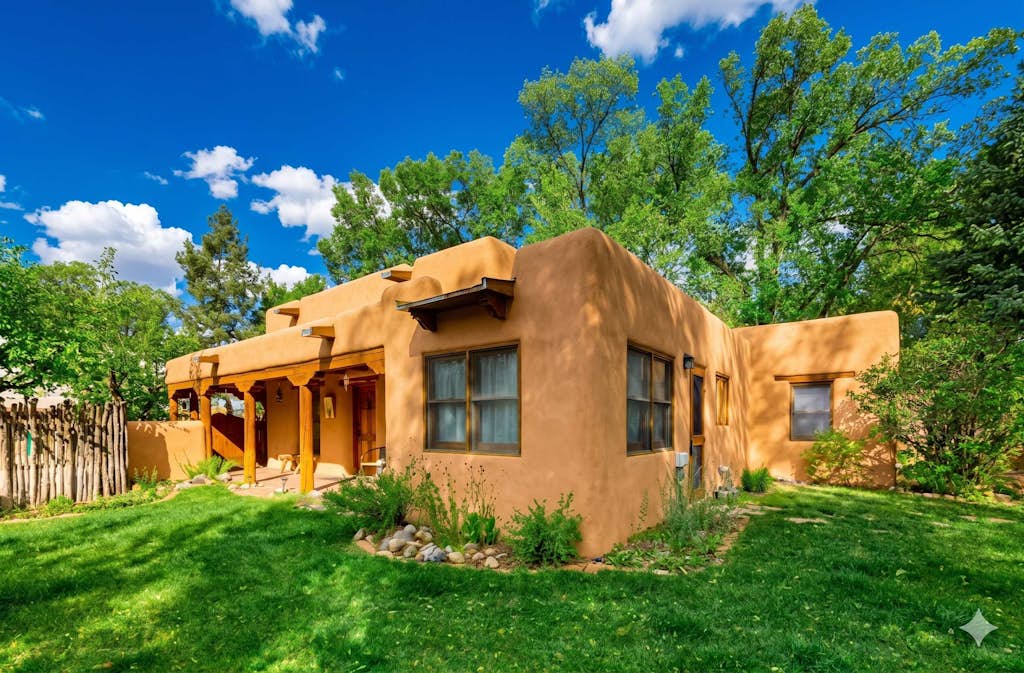 Retreat with adobe courtyard, fireplace & stylish decor - walk to Taos Plaza