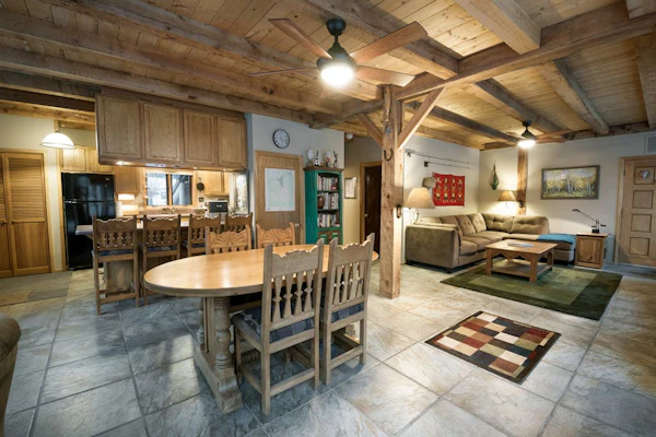 Spalding chalet: Serene haven w/ creek access and close to ski lift