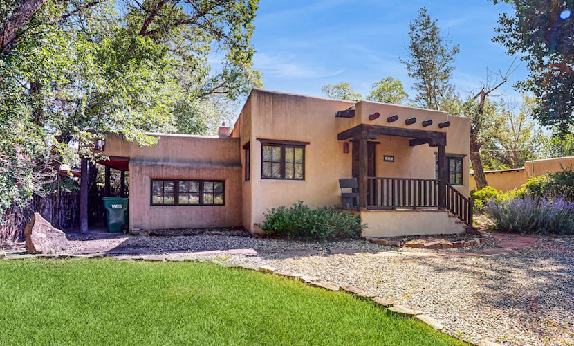Serene home with mountain views & backyard - walk to Taos Plaza