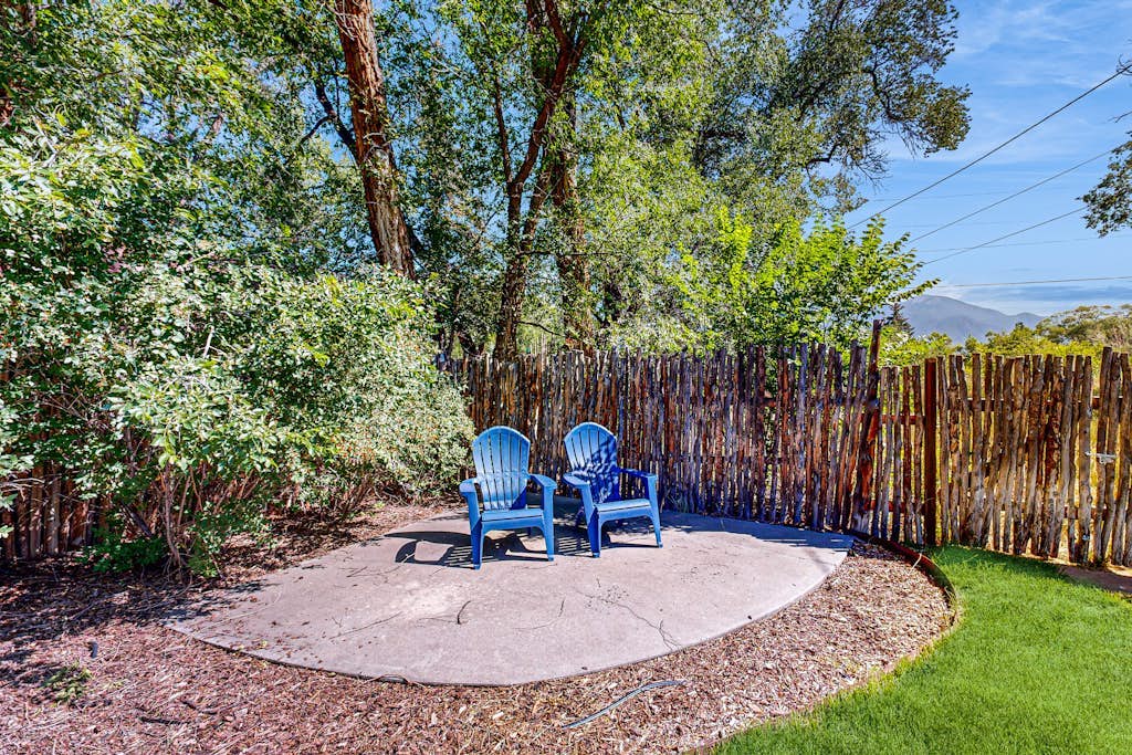 Serene home with mountain views & backyard - walk to Taos Plaza