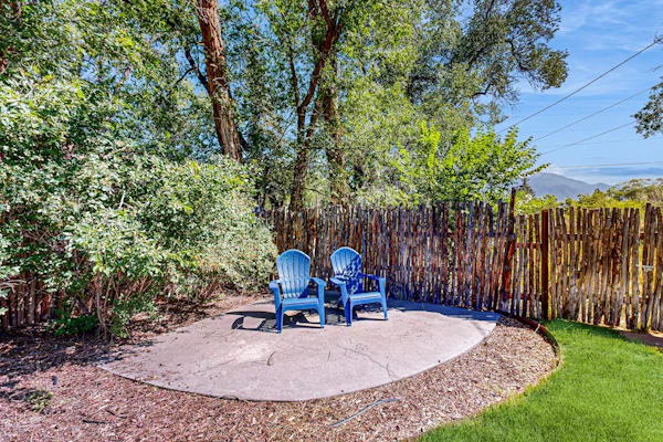 Serene home with mountain views & backyard - walk to Taos Plaza