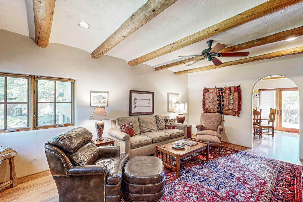 Serene home with mountain views & backyard - walk to Taos Plaza