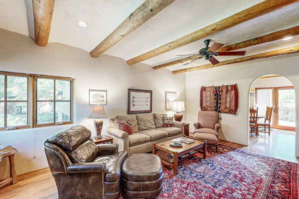 Serene home with mountain views & backyard - walk to Taos Plaza