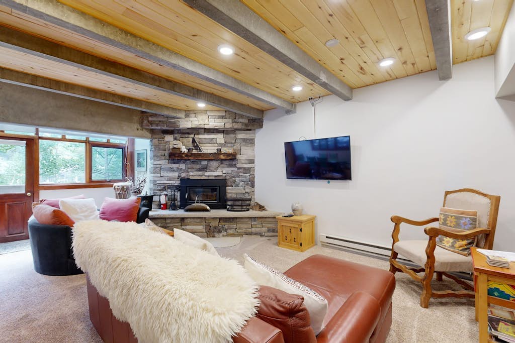 Luxe Slopeside Condo: Balcony, Fireplace & Covered Parking