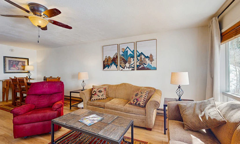 Comfortable ski-in / ski-out, creekside condo, with gas stove, soaking tub, WIFI