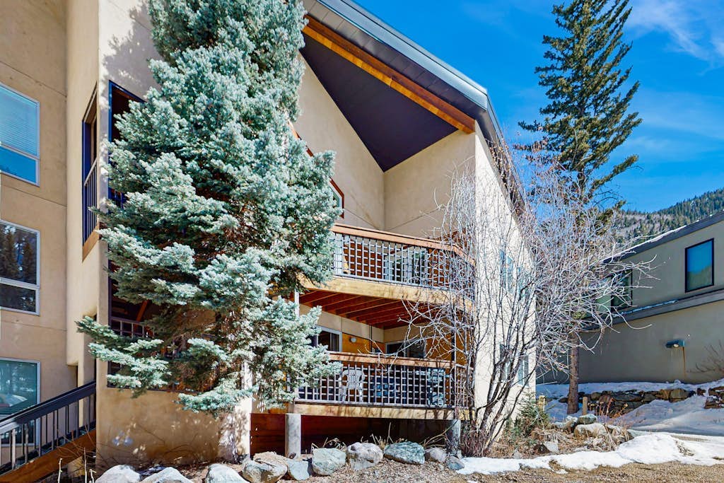 Comfortable ski-in / ski-out, creekside condo, with gas stove, soaking tub, WIFI