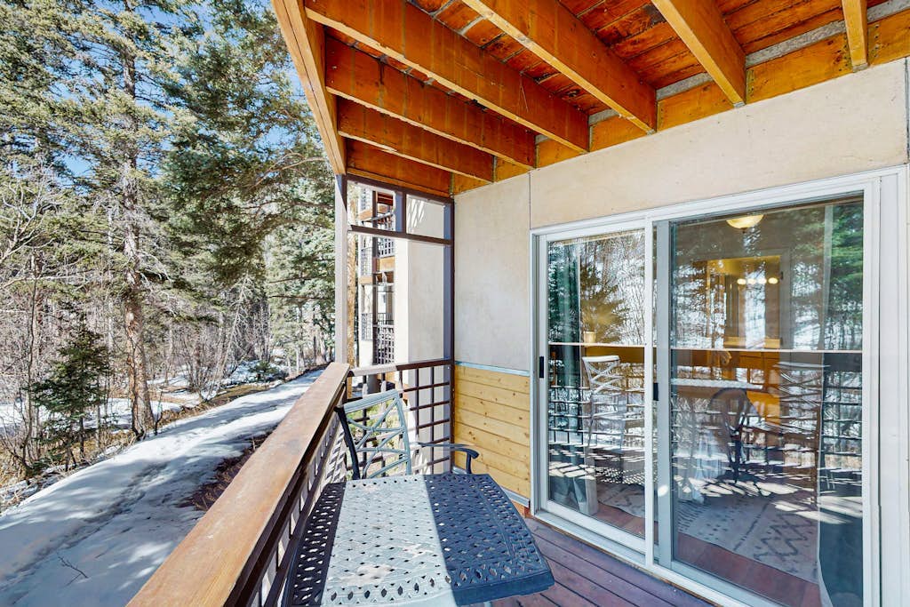 Comfortable ski-in / ski-out, creekside condo, with gas stove, soaking tub, WIFI
