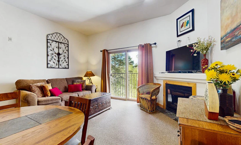 Fantastic condo close to skiing with fireplace, gym, Ping-Pong - Snowbirds okay