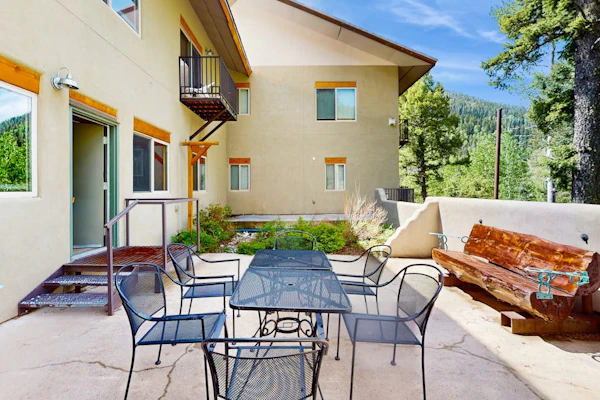 Fantastic condo close to skiing with fireplace, gym, Ping-Pong - Snowbirds okay