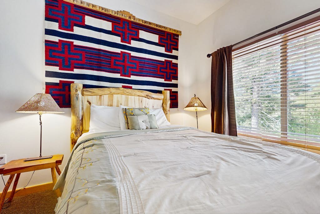 Fantastic condo close to skiing with fireplace, gym, Ping-Pong - Snowbirds okay
