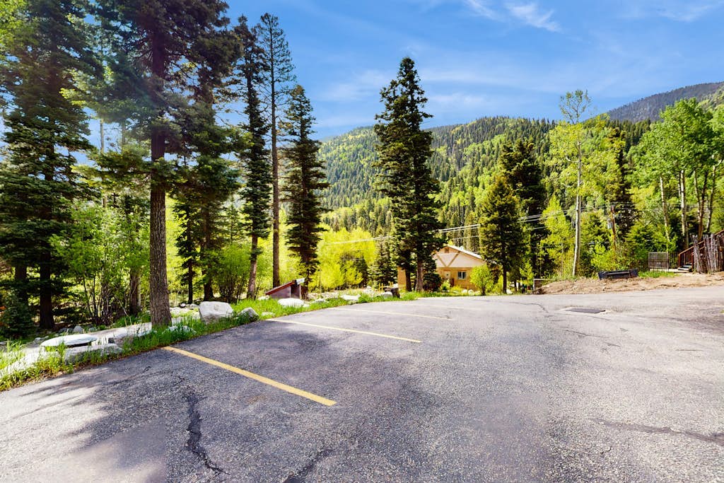 Fantastic condo close to skiing with fireplace, gym, Ping-Pong - Snowbirds okay