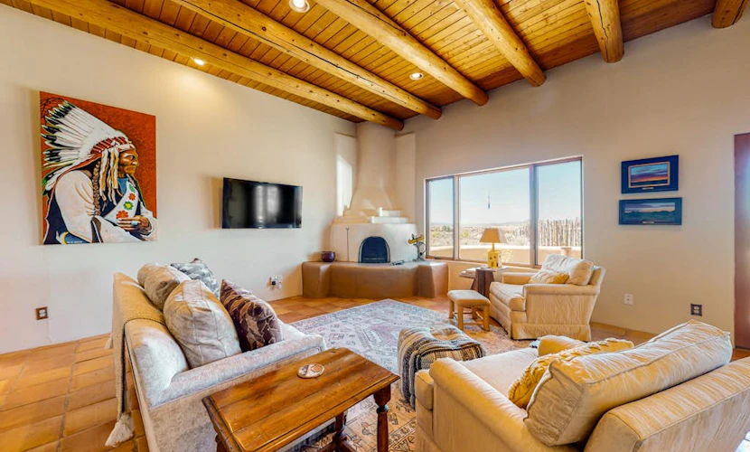 Peaceful retreat with 360º views, Kiva fireplace & firepits - dog-friendly