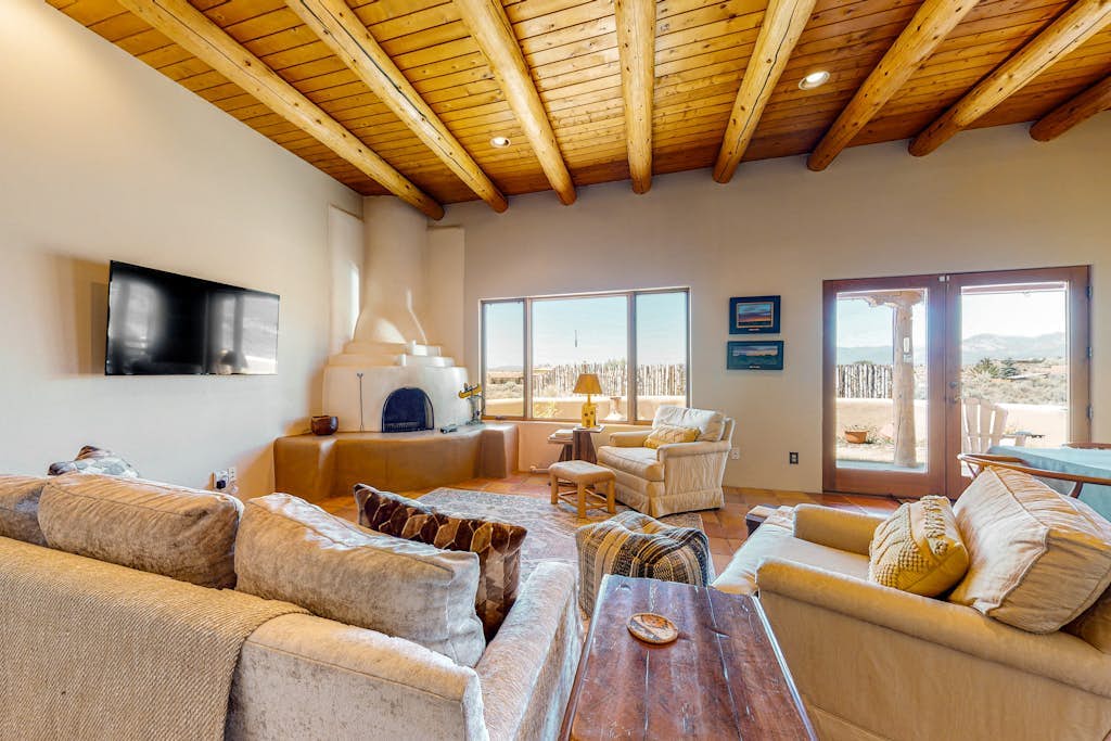 Peaceful retreat with 360º views, Kiva fireplace & firepits - dog-friendly