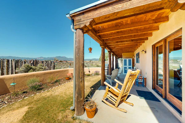 Peaceful retreat with 360º views, Kiva fireplace & firepits - dog-friendly