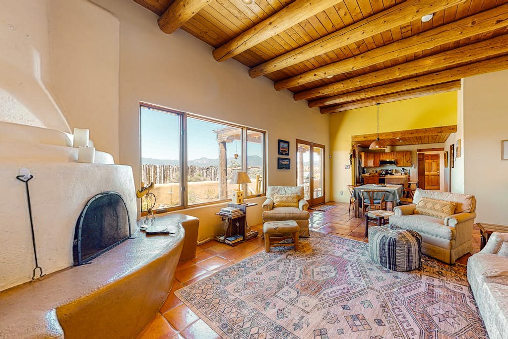 Peaceful retreat with 360º views, Kiva fireplace & firepits - dog-friendly